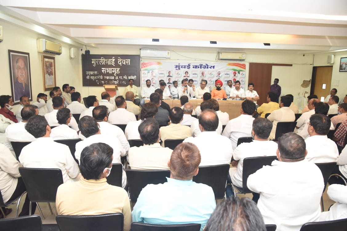 bhushankpatil12's tweet photo. @INCMumbai President Sh. @BhaiJagtap1, MRCC Working President Sh. @Charanssapra &amp; AICC Secretary Sh.@ashishdua_INC addressed a meeting on various agendas with District Presidents, District Working Presidents and Block Presidents at MRCC office today. https://t.co/9bCvb7izOJ