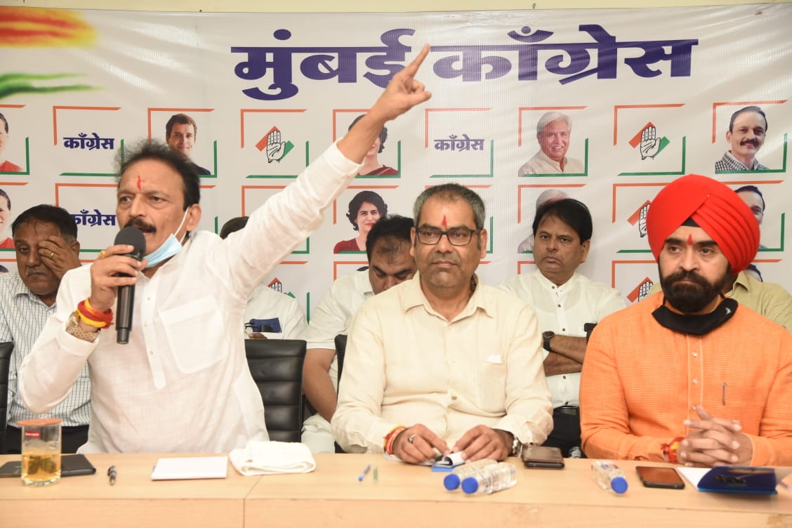 bhushankpatil12's tweet photo. @INCMumbai President Sh. @BhaiJagtap1, MRCC Working President Sh. @Charanssapra &amp; AICC Secretary Sh.@ashishdua_INC addressed a meeting on various agendas with District Presidents, District Working Presidents and Block Presidents at MRCC office today. https://t.co/9bCvb7izOJ