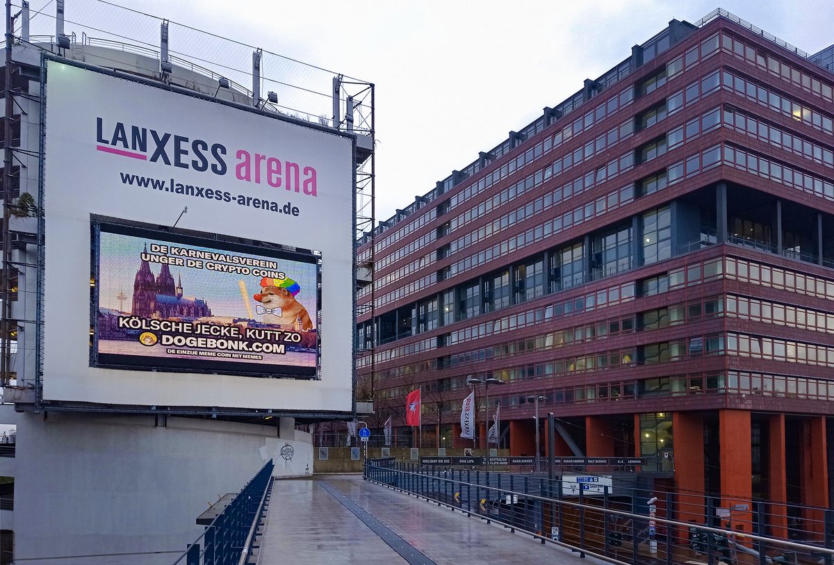 Kölsche #Jecken, machen wir das so richtig?🥳🍬

Unsere neuste #dogebonk Werbung steht ab heute in der Nähe der #LanxessArena.

–
Cologne, are we doing it right?  Our newest ad just went live near the LanxessArena.

#Kryptowährung
#homeiswherethedomis #colognecity #bscgem