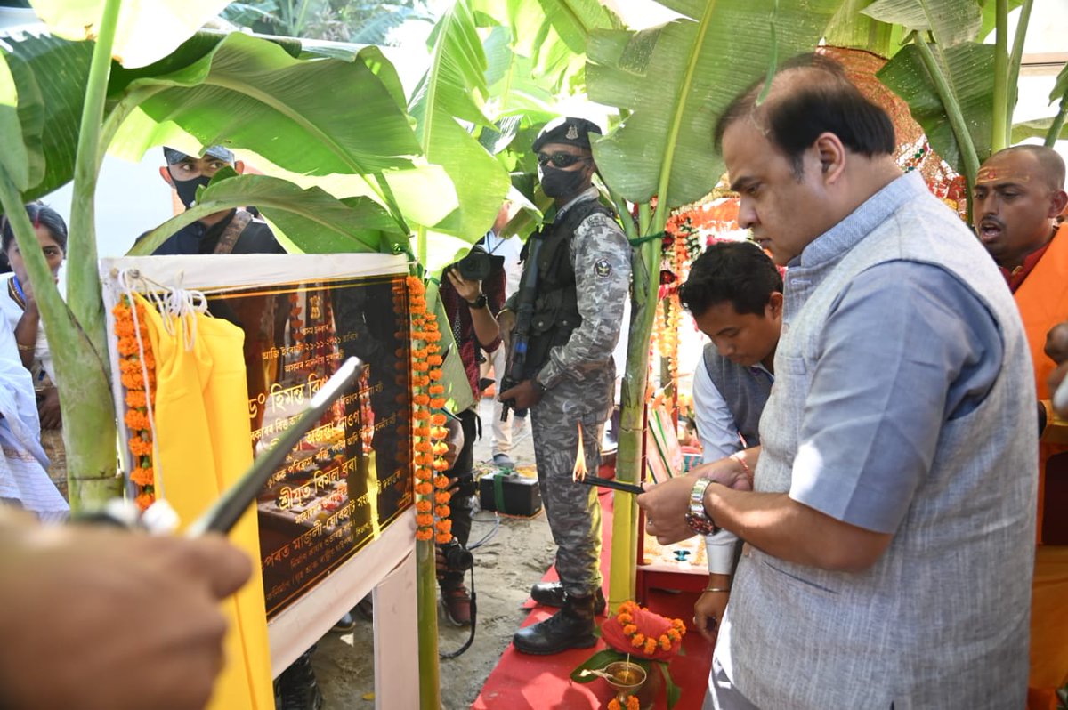 CMOfficeAssam's tweet photo. CM Dr @himantabiswa ceremonially launched the construction of the 8.25-km Majuli-Jorhat bridge  over the Brahmaputra on NH 715K at Dakshinpat in Majuli in presence of Hon’ble Minister Shri @BimalBorah119 &amp; Hon’ble MLA Shri @doley_naba
1/5 https://t.co/OOgWgVTLrQ