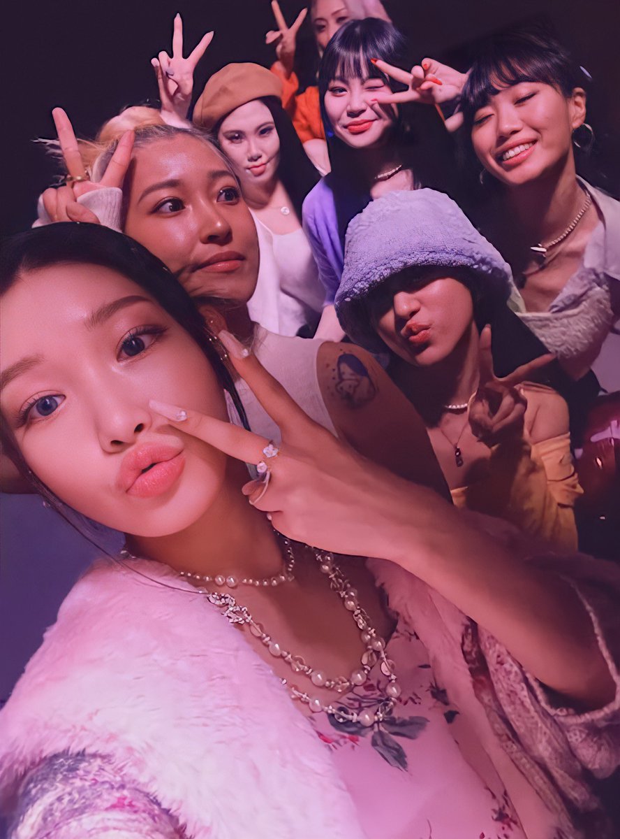 chunghafuly's tweet photo. [청하 킬링미 뮤비 셀카] https://t.co/l8aBbygHKB