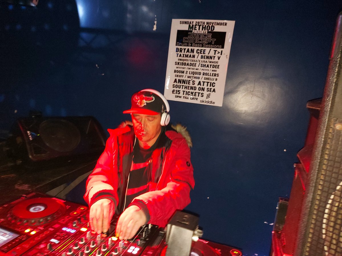 DJLockStock10's tweet photo. @DanceConcept in Southend was SIIIIIIIIICK!!!! 🔥
Big up everyone I saw! @ItsBennyV @vforever @TheRealSkibz @MCMystery1 @ProducerTi @TaxmanPlayaz @Dizzyuk @ShaydzNoDaysOff https://t.co/9rakpsJcEr