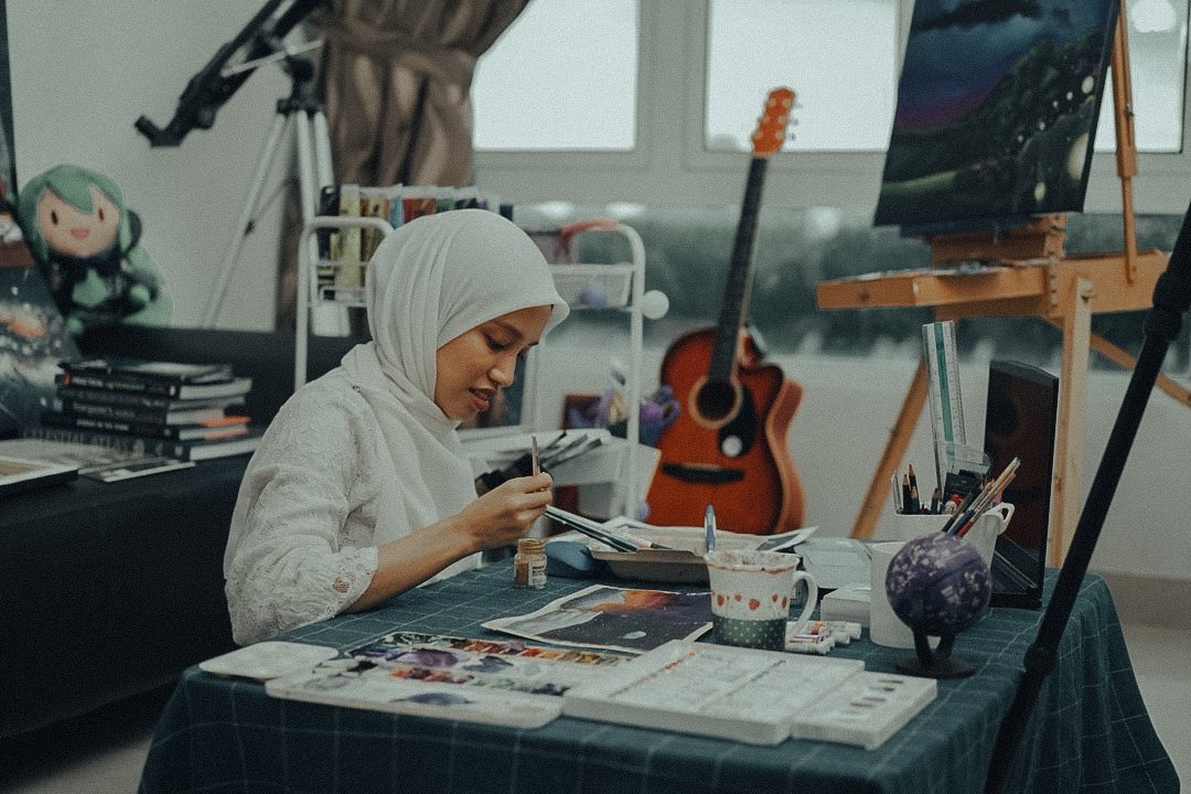AstroSyahirah's tweet photo. For me, being an astronomical artist is to educate people about the cosmos, to connect people to the celestials above through human touch, to share our personal perspective of the universe, to bring awareness of the night sky and to close the great divide between science &amp; art✨ https://t.co/9iBmydmKWE