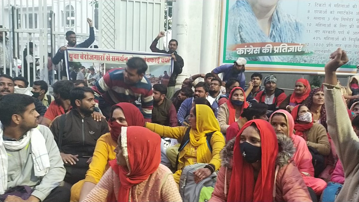 TheUpenYadav's tweet photo. श्रीमती @priyankagandhi जी हम पिछले 3 दिन से बिना खाना खाए लखनऊ उत्तर प्रदेश कांग्रेस कार्यालय के बाहर धरने पर बैठे हैं केवल आपसे मिलने के लिए l
अनशन पर काफी महिलाएं बैठी है जिनमें कुछ महिलाएं प्रेग्नेंट भी है और कुछ महिलाओं के छोटे-छोटे बच्चे भी साथ हैं l
#युवाओं_की_सुनो_पुकार https://t.co/cjGAKMMDiM