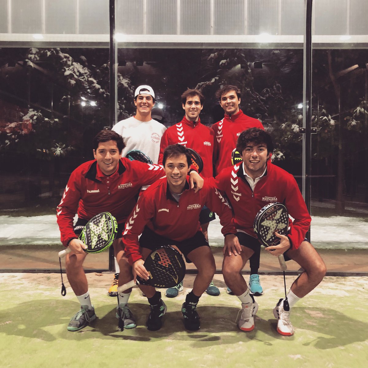 ❄️🎾 Bajo el manto blanco, el equipo masculino de pádel de la <a href="/unav/">Universidad de Navarra</a> se asegura su plaza en primera categoría para la temporada que viene ganando por 2-1 a <a href="/PadelOberena/">Oberena Padel</a> 

Enhorabuena!!👏🏼👏🏼

Seguimos siendo de primera 🎾🎾

@unavdeportes