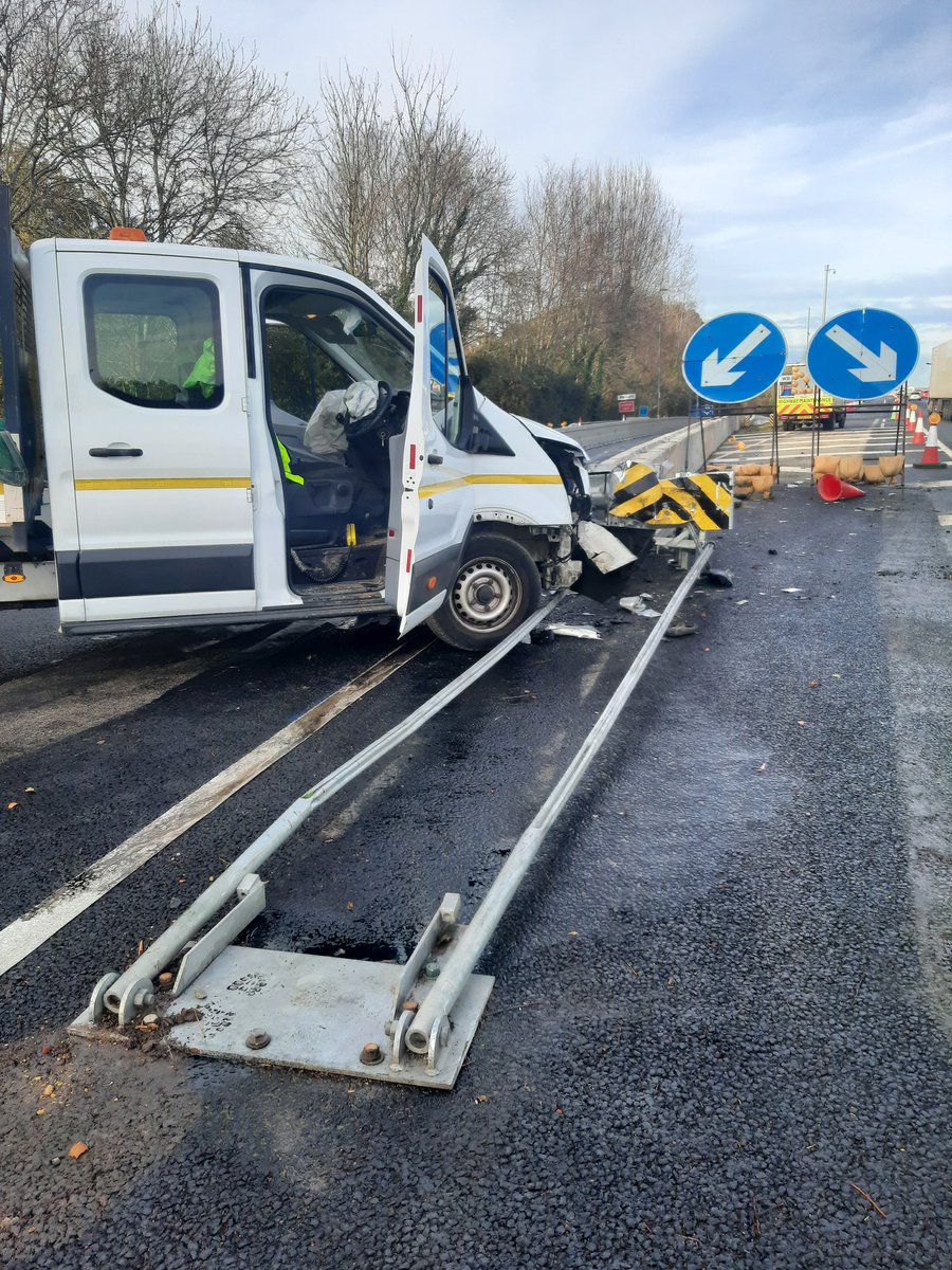 HantsPolRoads's tweet photo. Westbound off slip at J8 of the M27 near #Hamble is currently closed due to single vehixle RTC. Thankfully no injuries as the bull nose safety device has done its job. Recovery in progress #ExpensiveInsuranceBillComing #TwoBeards 3806 / 26004 https://t.co/aH3kYkISo5