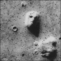 Une autre paréidolie sur Mars, ce "visage" observé en 1976 par la sonde Viking 1. Heureusement qu'on n'avait pas internet à l'époque... imaginez les rumeurs qui seraient sorties suite à la publication de cette image par la NASA!!