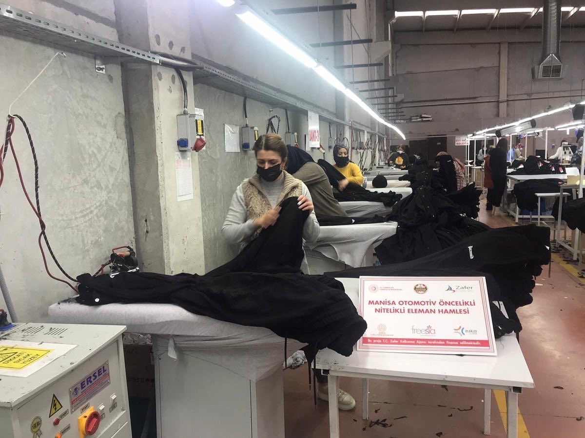 ManisaABBirimi's tweet photo. Manisa Otomotiv Öncelikli Nitelikli Eleman Hamlesi Projemizin iştirakçi firması olan Freesia Tekstil 25 kişilik yeni işe alım ile iş başı eğitimlerine başlamıştır.

Freesia Tekstil teşekkür ederiz.@manisavaliligi @VELIOGUZ @TCSanayi @ZaferKATR33 https://t.co/Ixc5C8nOMa