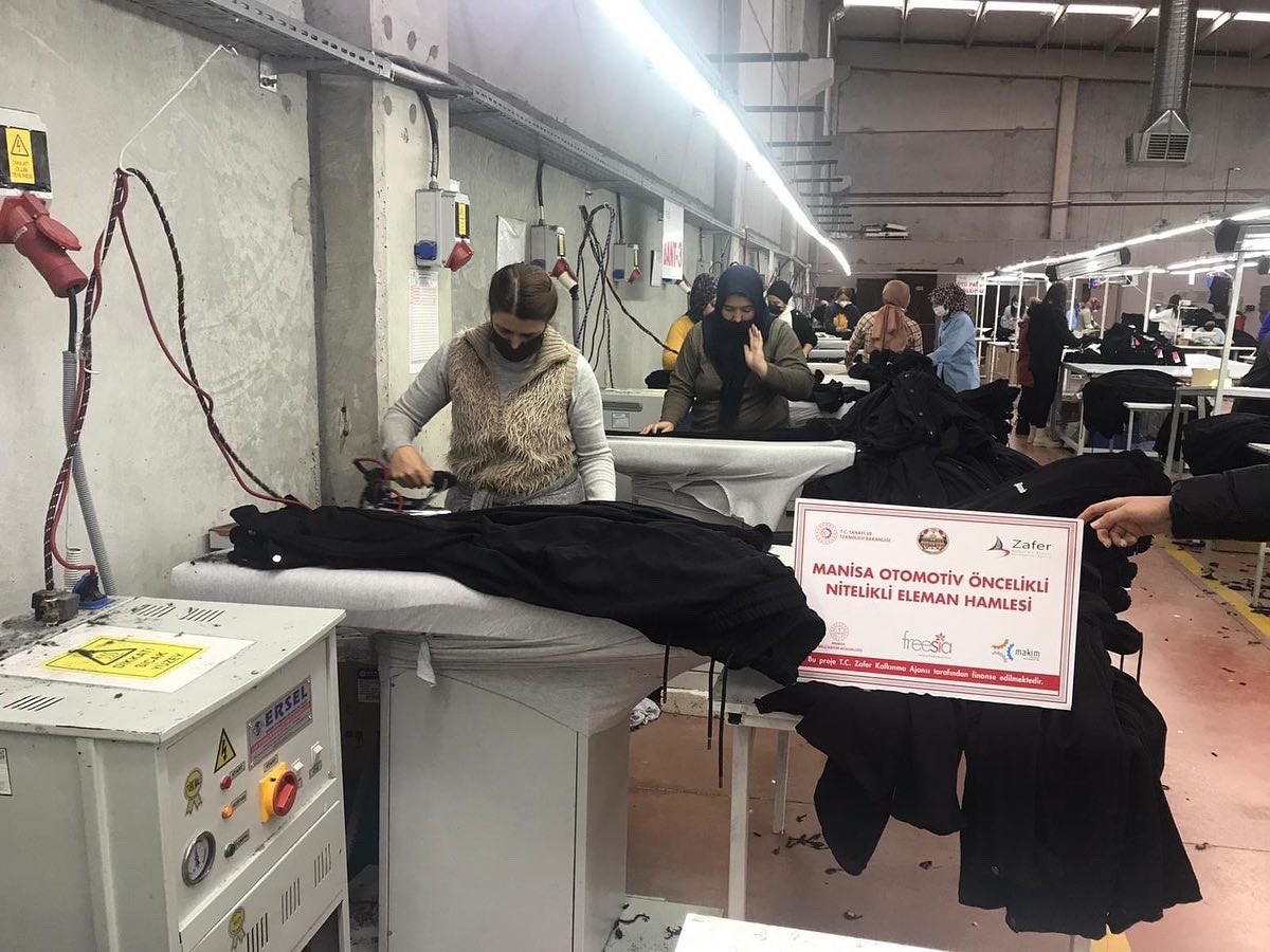 ManisaABBirimi's tweet photo. Manisa Otomotiv Öncelikli Nitelikli Eleman Hamlesi Projemizin iştirakçi firması olan Freesia Tekstil 25 kişilik yeni işe alım ile iş başı eğitimlerine başlamıştır.

Freesia Tekstil teşekkür ederiz.@manisavaliligi @VELIOGUZ @TCSanayi @ZaferKATR33 https://t.co/Ixc5C8nOMa