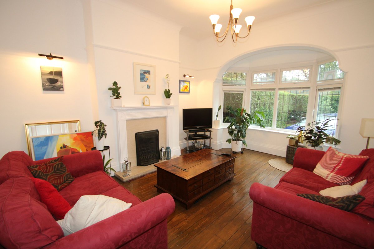 WatersonsEA's tweet photo. NEW!!
Hale Road, #Hale - £2,500 PCM
UNFURNISHED. Available Early December.
An extended &amp; improved 4 Double Bedroom Semi Detached located adjacent to the bowling green within walking distance of Hale Village.. 1929sqft. For a #viewing ☎️01619416767 #propertytolet #estateagent https://t.co/gZZJCVDVbq