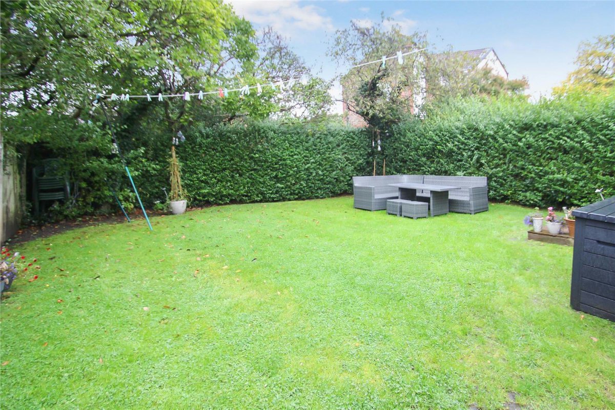 WatersonsEA's tweet photo. NEW!!
Hale Road, #Hale - £2,500 PCM
UNFURNISHED. Available Early December.
An extended &amp; improved 4 Double Bedroom Semi Detached located adjacent to the bowling green within walking distance of Hale Village.. 1929sqft. For a #viewing ☎️01619416767 #propertytolet #estateagent https://t.co/gZZJCVDVbq