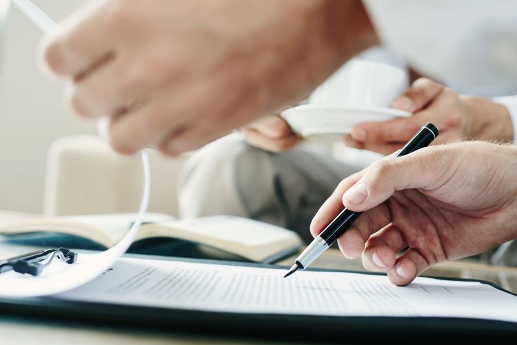 AlugaSeguro's tweet photo. 📃🖋️ Além das cláusulas inseridas no contrato, há direitos e deveres que devem ser tidos em conta pelo senhorio e arrendatário e estão acautelados pela lei. 

Esclarecemos! 👉 https://t.co/MeHWKuKD6h https://t.co/l83L1LdxH6