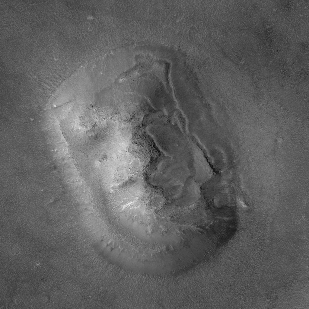 Il se trouve qu'on a ré-observé cet endroit, Cydonia Mensae, avec Mars Global Surveyor en 2001: c'est un simple relief!