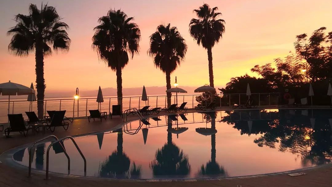 MeliaHtlResorts's tweet photo. We know there isn't a better time to take a picture than when the sun is going down. Visit our #MeliaMadeiraMare and experience the most beautiful ones! 
📸 by: @beejaques  
👉🏻 https://t.co/yi5E4mBGej
#StaySafeWithMelia https://t.co/2f1nvBr2Uo