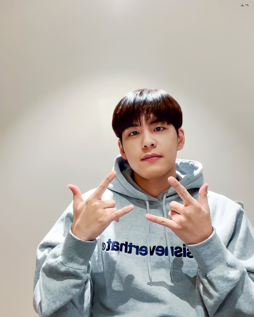 gaon_is_my_life's tweet photo. 211129 Wonpil Vlive ๐ฐ
-small thread.
#dayHD
#์ํ #๋ฐ์ด์์ค
#WONPIL #DAY6 @day6official https://t.co/ndcSrb1uWQ