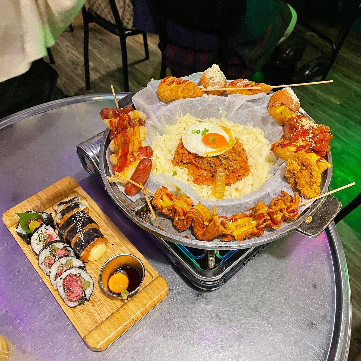otgram97's tweet photo. 新大久保　【75chacha 】

コスパ最強のお店に行ってきた😱🍺💖
このセットで3000円くらい！！2人で完食✨
飲み放題もチャミスルとかも含めて90分1000円というめちゃめちゃお安い😭
新大久保でお仕事してるといろんなお店知れる最高🥺🥺✨✨
新大久保ご飯考えてる方は是非〜！！ https://t.co/WZpPBFWmqT