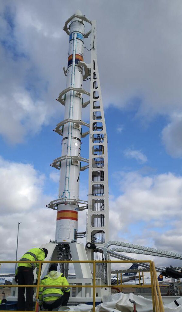PLD_Space's tweet photo. #MIURA1 está listo y vertical en Teruel para comenzar las pruebas de subsistemas antes del primer ensayo combinado del cohete. Todo va bien , esperamos realizar el ensayo de fuego justo después de Navidades! 🚀🚀🚀 https://t.co/L6eyj9DwOB