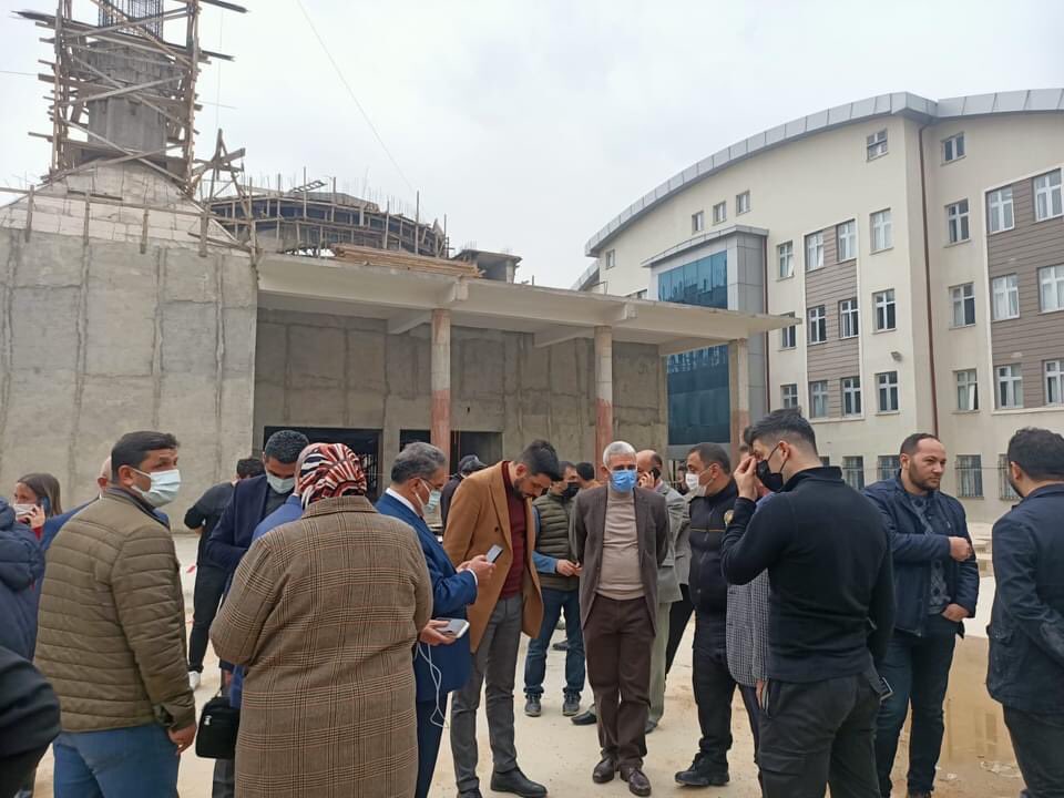 recepkayatr's tweet photo. Beylikbağı Sarı Cami İnşaatında iskele çökmesi sonucu meydana gelen kaza yerinde incelemelerde bulunduk. 
Yaralanan işçi kardeşlerimize Allah'tan acil şifalar diliyorum. 

#AkPartiGebze https://t.co/MieAqWIH2d