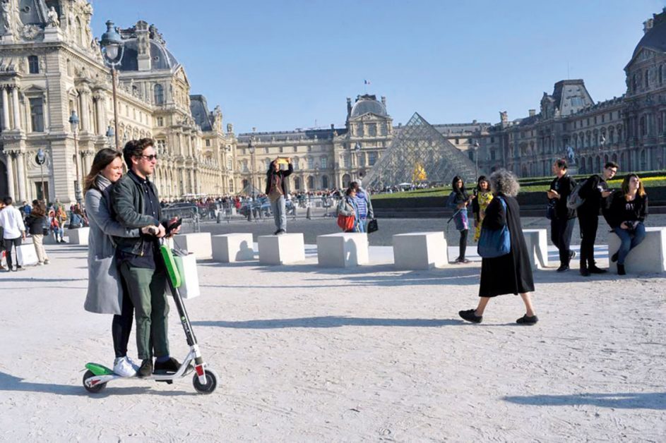VRTmag's tweet photo. Les trottinettes bridées à 10 km/h dans tout Paris sauf sur les grands axes https://t.co/gaIrRd4DJh #mobilité #transport https://t.co/SiiquFClDN