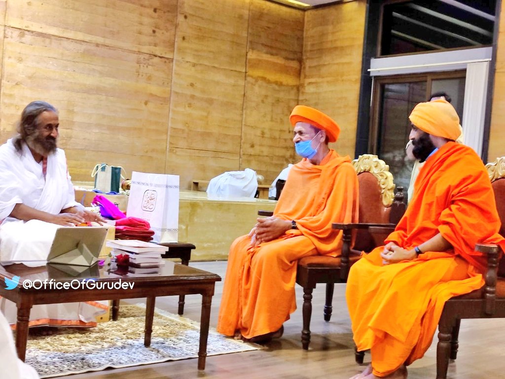 OfficeOfGurudev's tweet photo. Gurudev @SriSri Ravi Shankar with Acharya Pradyumn ji.

#GurudevNow https://t.co/DarDCudZCB