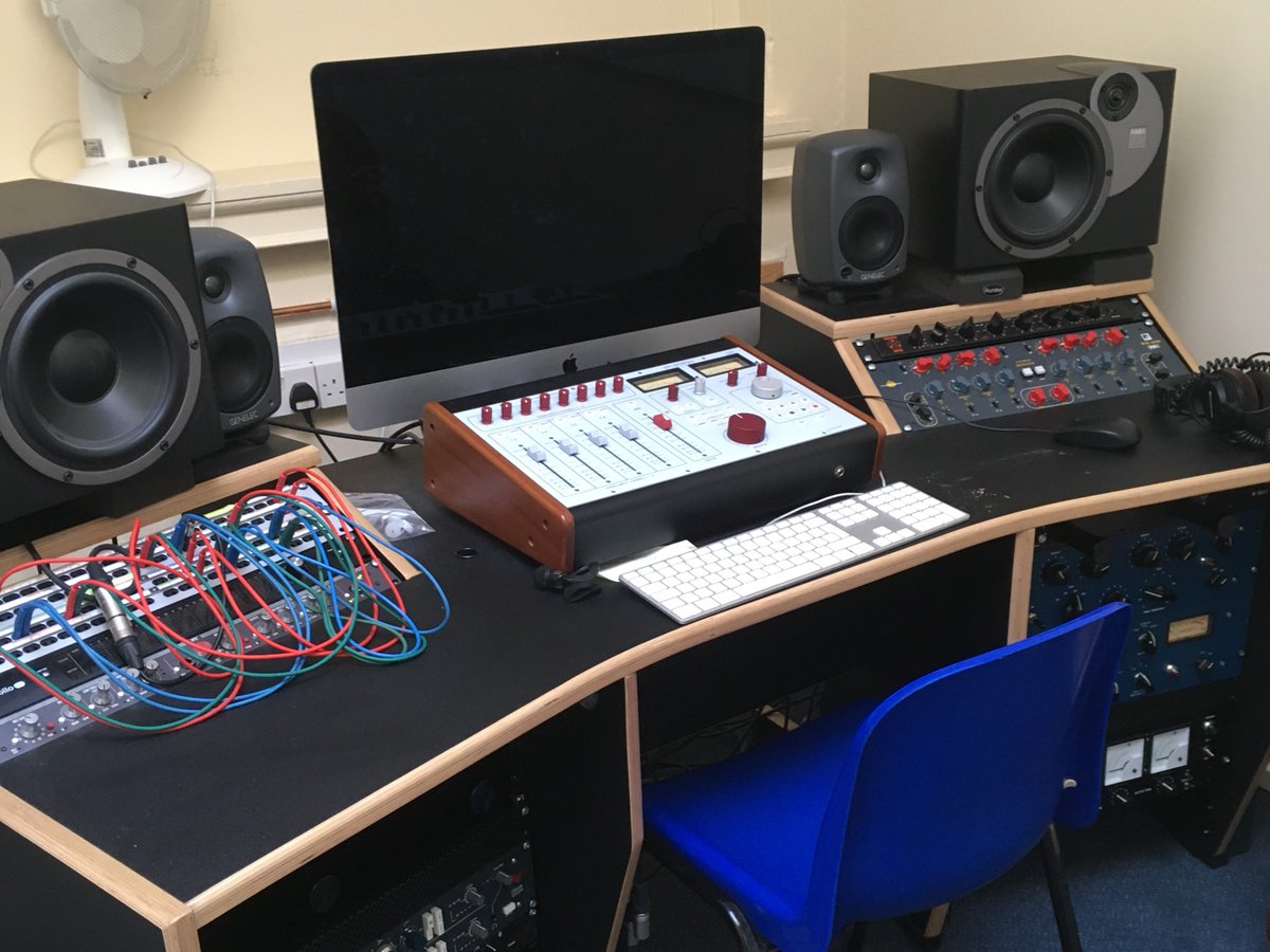 🎧 Recording opportunity for singer/songwriter and small bands in #Norfolk! Experience working in a professional recording studio alongside a sound engineer, record up to three original songs and receive the fully edited performance!

More info here: buff.ly/3EEfykA