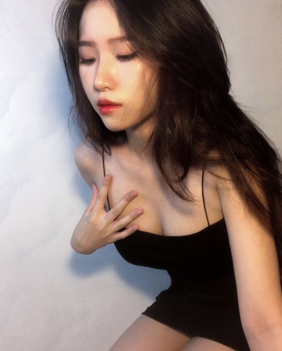 zzmsn_'s tweet photo. 粉丝这么少，我露个脸，应该没有熟人看见吧😶‍🌫️

ps：想和你约个架，从床头到床尾的那种🌊 https://t.co/4lcsIrqRmb