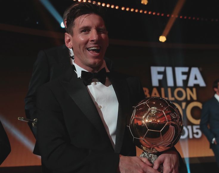 Игрок года 2015. Лионель Месси золотой мяч. Лионель Месси золотой мяч 2019. Lionel Messi 2015 золотой мяч. Месси получает золотой мяч 2015.