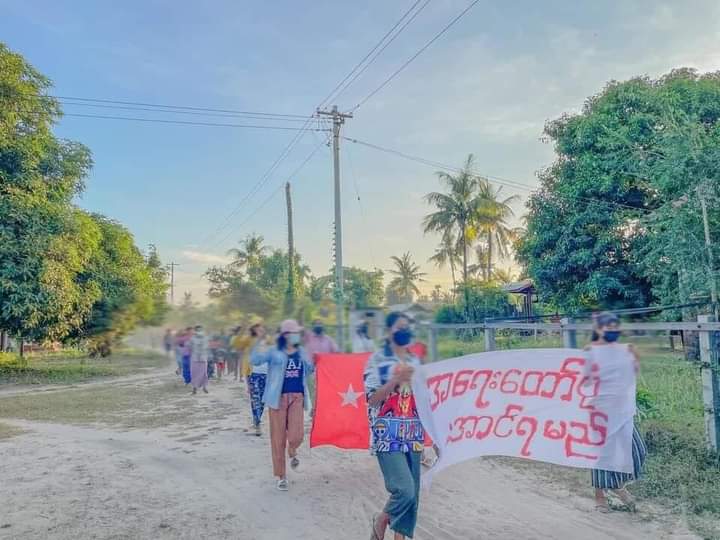 Pyae__phyo's tweet photo. Protest : #Tanse citizens staged regularly a march protest against fascist regime under colourful sunset .
#WhatsHappeningInMyanmar
#NoFlyZoneInMyanmar
#Nov29Coup https://t.co/q549hGdFsf