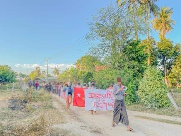 Pyae__phyo's tweet photo. Protest : #Tanse citizens staged regularly a march protest against fascist regime under colourful sunset .
#WhatsHappeningInMyanmar
#NoFlyZoneInMyanmar
#Nov29Coup https://t.co/q549hGdFsf