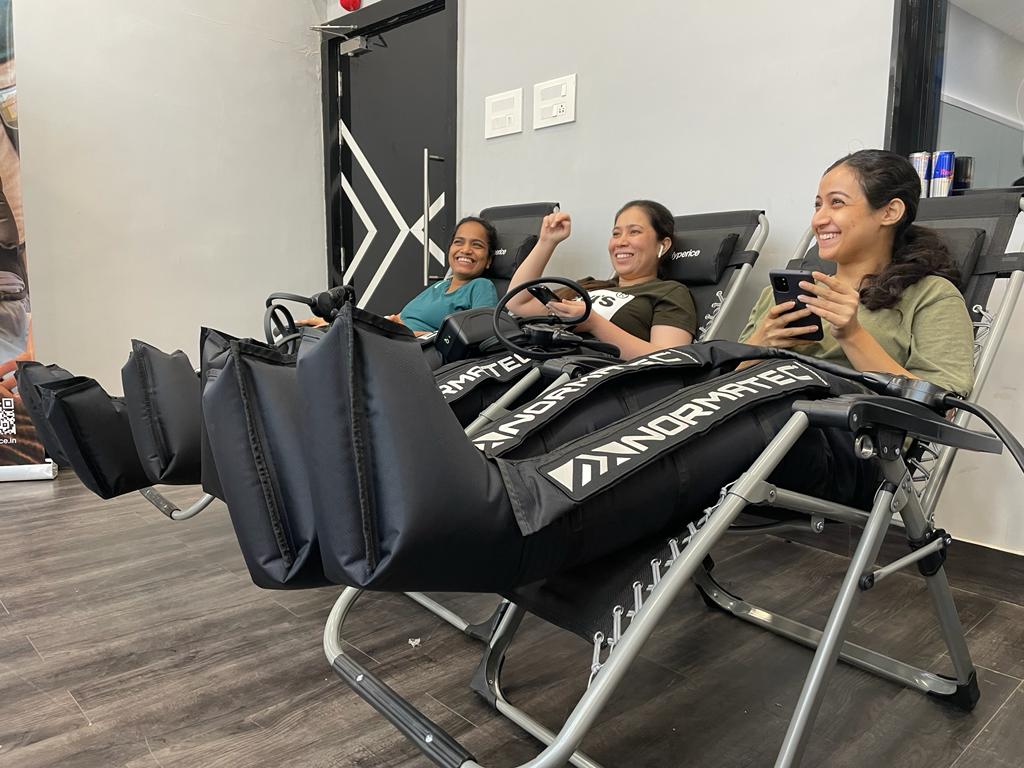 creativenewtech's tweet image. First ever @Hyperice Mobility Workshop conducted by Umar Bajaria at DDS Production Studio - Mumbai with more than 20 participants in this demonstration. 

Some glimpse of gears demonstrated: 
#Hypervolt Range 
#Normatec2 
#Hypersphere 
#Vyper2