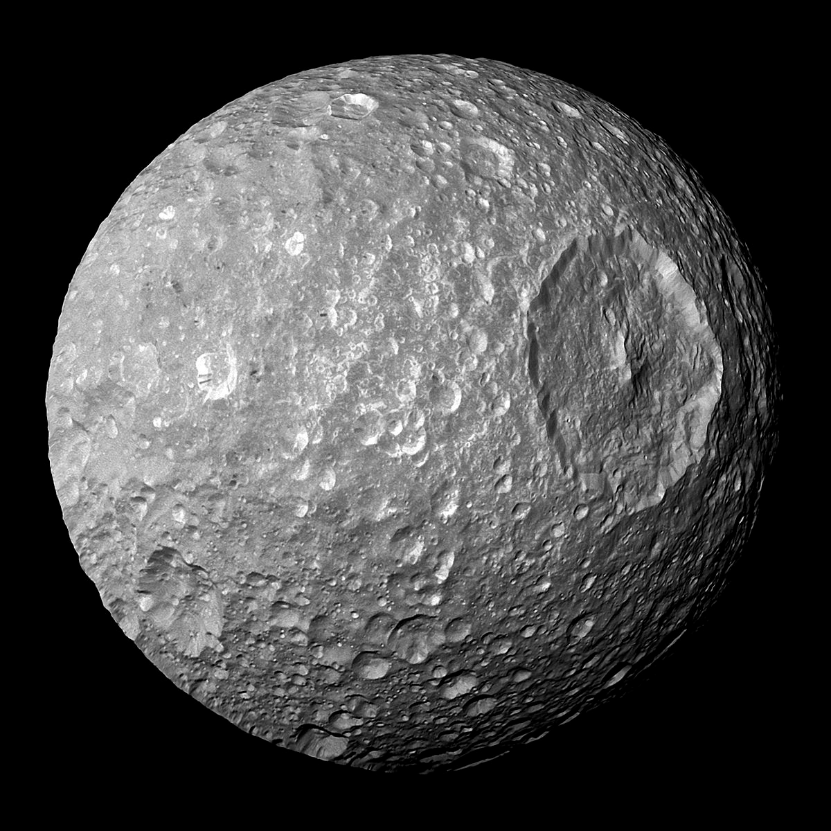 Pour rester dans le système solaire, les fans de Star Wars verront peut être quelque chose en observant cette image de Mimas, la lune de Saturne, observée par la sonde Cassini.