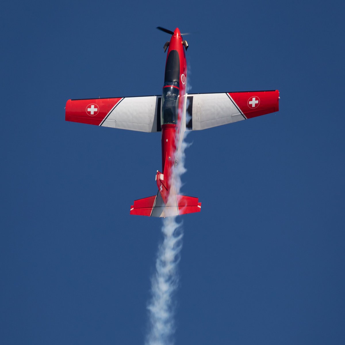 mrmoser1983's tweet photo. #TURBO
Pilatus NCPC-7
Swiss Air Force PC-7 TEAM 🇨🇭

📷EOS 5D IV + EF 300mm f/2.8 IS II USM + EF  2X III
📍#Grenchen #LSZG #ZHI 🇨🇭

#SwissAirForce #MilitaryAviation @PC7_TEAM @vbs_ddps #PilatusPC7 #Pilatus @PilatusAircraft #Aircraft #AviationPhotography #Switzerland #Granges https://t.co/2vYbyp2iUS