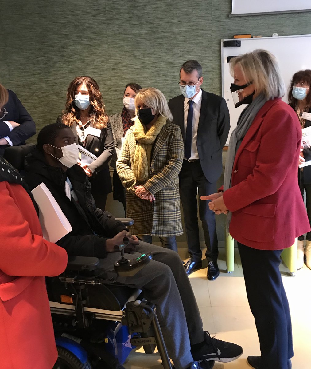 Sophie Cluzel échange avec Daouda Daramé, jeune homme en situation de handicap