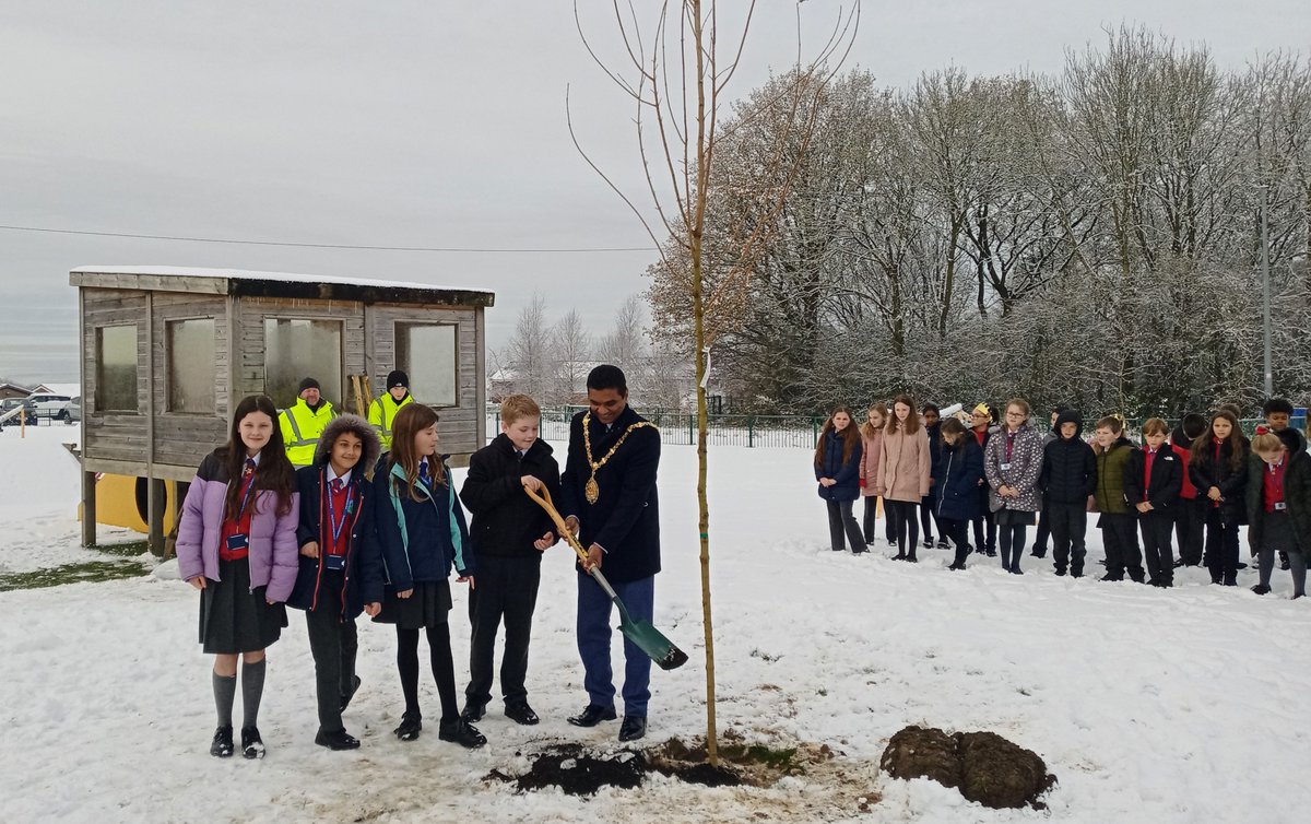 SoTCityCouncil's tweet image. 👑This morning 9 primary schools in the city planted a tree to mark Her Majesty’s Platinum Jubilee

🌳Our cabinet members and school pupils came together to plant the trees, which will be maintained so that they can benefit future generations
@QGCanopy #QGCCelebrationTree #HM70