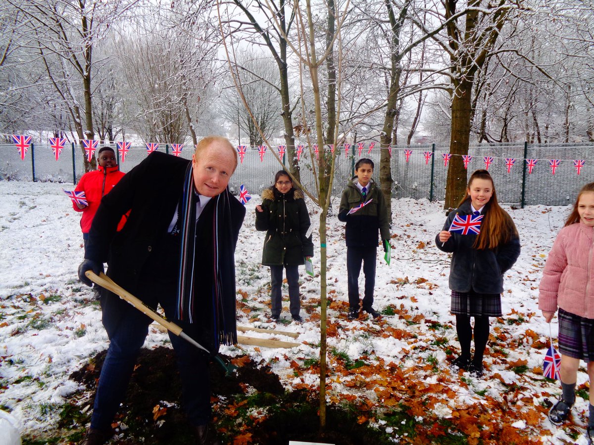 SoTCityCouncil's tweet image. 👑This morning 9 primary schools in the city planted a tree to mark Her Majesty’s Platinum Jubilee

🌳Our cabinet members and school pupils came together to plant the trees, which will be maintained so that they can benefit future generations
@QGCanopy #QGCCelebrationTree #HM70