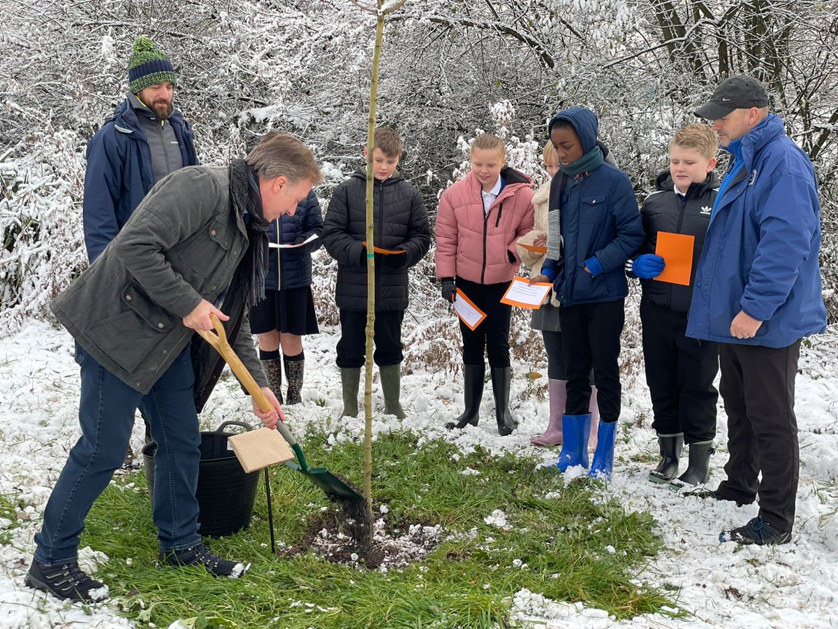 SoTCityCouncil's tweet image. 👑This morning 9 primary schools in the city planted a tree to mark Her Majesty’s Platinum Jubilee

🌳Our cabinet members and school pupils came together to plant the trees, which will be maintained so that they can benefit future generations
@QGCanopy #QGCCelebrationTree #HM70
