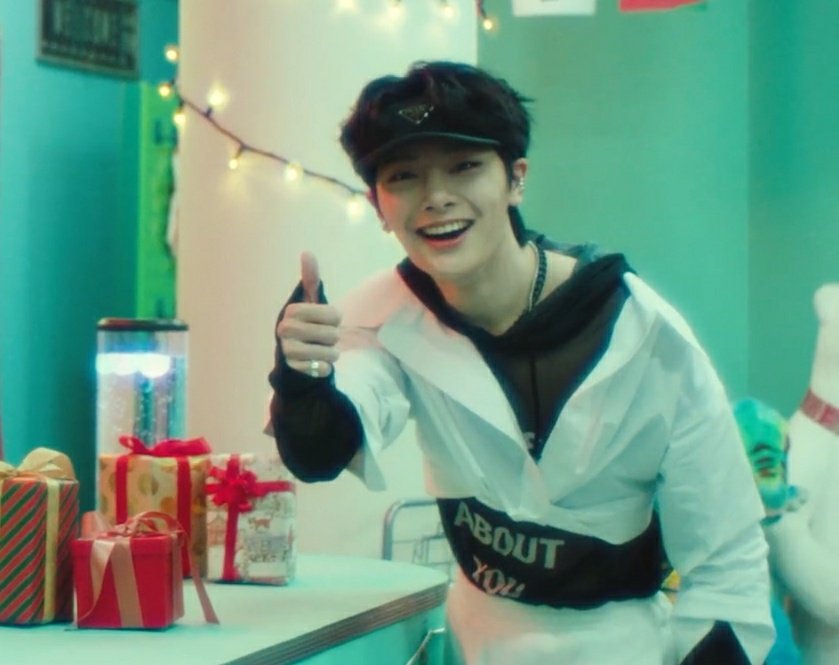 Txmraa's tweet photo. Que si voy a poner Christmas evel en la cena de navidad 
Por su puesto 
#StrayKidsComeback #ChristmasEveL 
#스트레이키즈 https://t.co/zbdxtUPPBu