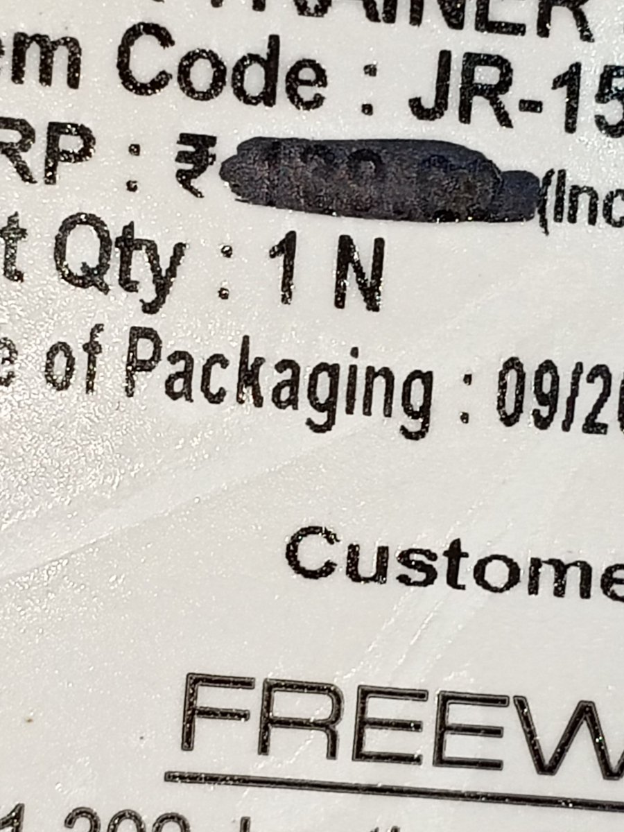 Prteekjh's tweet photo. @Flipkart what kind of a #scam is this? The actual price of the product is 129, but u guys charge 259!? These are the photos, of the price shown on the app and the price on the box, h https://t.co/tZluoUmdcE