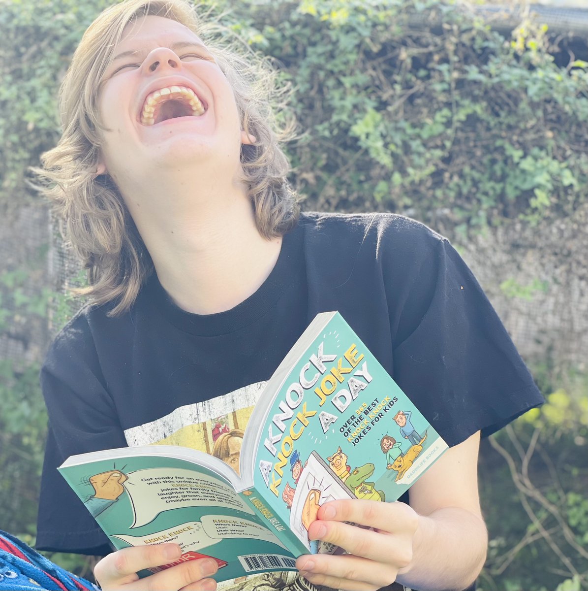 If you're looking for a fabulous gift idea that'll make you laugh, pick up A Knock Knock Joke A Day! It's less than $10 and would be the perfect stocking stuffer. Here's what we thought &amp; where you can buy:

airingmylaundry.com/2021/11/a-knoc…

AD <a href="/LifeDaddi/">Daddi Life</a> #BookReview #giftideas