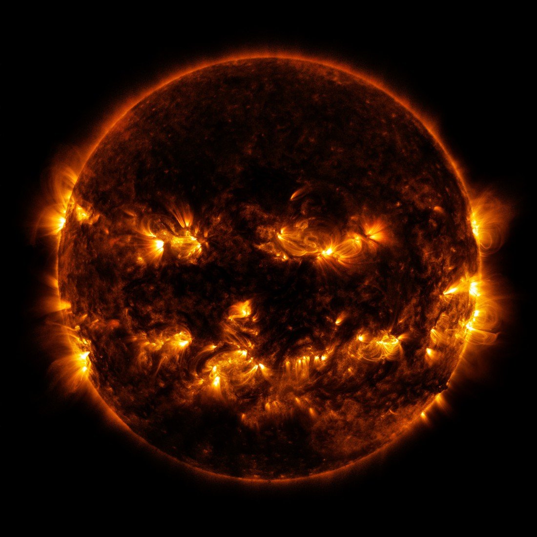 Cette image du soleil par l'observatoire de la dynamique solaire (SDO) est aussi parfaite pour Halloween