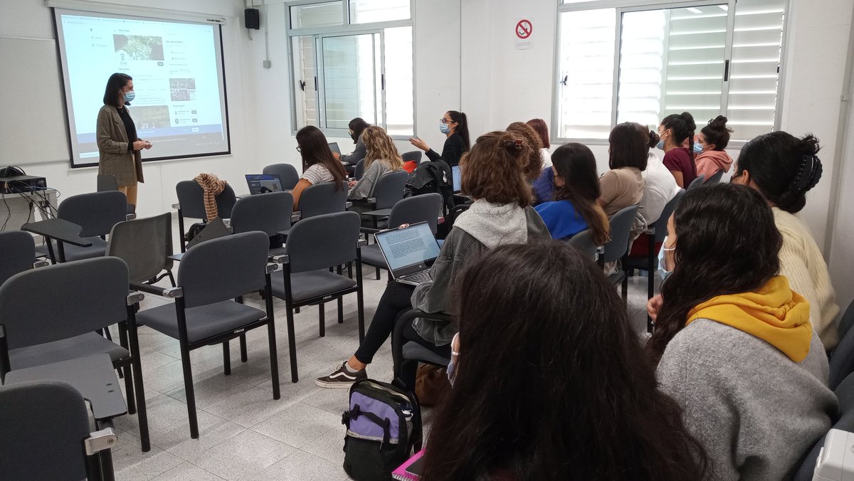 Cabera8's tweet photo. Compartiendo experiencias de #EnvejecimientoSaludable y Activo desde la #educacionsocialmayores con la Educadora Social del Ayto. @VilladeMoya con alumnado de Intervención Socioeducatica con Mayores del Grado de ES @Ulpgc. Un lujo de emprendimiento y buenas prácticas 😊👍👏👏👏 https://t.co/3nKzzdlNk0