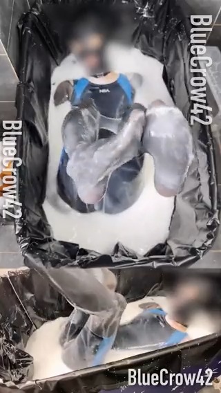動画プレビュー: 润滑液play Part27
塞上肛塞后继续叠穿泳衣,顺便看看沾满润滑液的黑丝脚🙈
完整视频:h