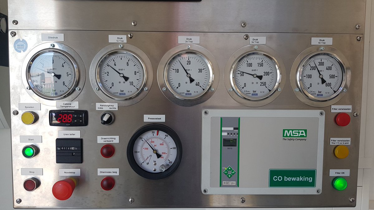 MarkMark85's tweet image. Vannacht de collega's van de eigen post @Brw_Ridderkerk weer van volle ademlucht flessen voorzien. #Brandweer #Ridderkerk