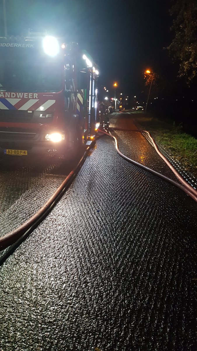 MarkMark85's tweet image. Vannacht de collega's van de eigen post @Brw_Ridderkerk weer van volle ademlucht flessen voorzien. #Brandweer #Ridderkerk