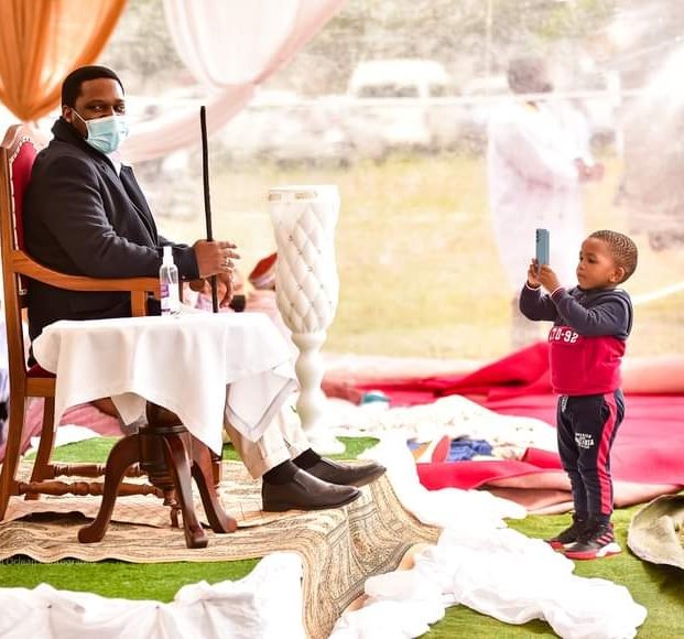 GPMadamSpeaker's tweet photo. His Majesty King Misuzulu Ka Zwelithini with his youngest son, His Royal Highness Prince Mandulo "Ndulo" Ka Misuzulu.
"Baba, buka ngishuthile" - Little Ndulo
#Izinyane #YoungestPrince #TheSonAndTheFather #KingMisuzulu #PrinceMandulo #ZuluMonarchy #ZuluYasabeka #ZuluKingdom #Zulu https://t.co/NNurYGZtO5