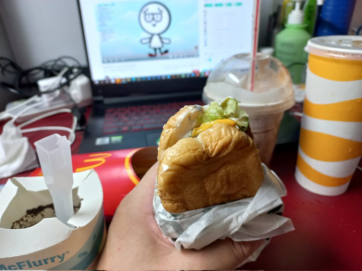 ImJerryo_o's tweet image. 麥當勞之夜~ 明天才減肥ww
@Ayaya_00813 @TokihoroKeiya 一起吃😋😋
麥當勞最好吃！！！
邊吃邊看 HowHow哥 V出道 XD~

#HowHow #MCDONALD #Vtuber #vtype #herobrine #