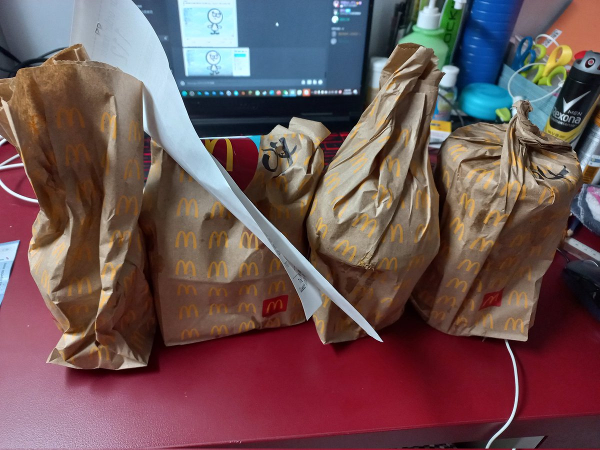 ImJerryo_o's tweet image. 麥當勞之夜~ 明天才減肥ww
@Ayaya_00813 @TokihoroKeiya 一起吃😋😋
麥當勞最好吃！！！
邊吃邊看 HowHow哥 V出道 XD~

#HowHow #MCDONALD #Vtuber #vtype #herobrine #