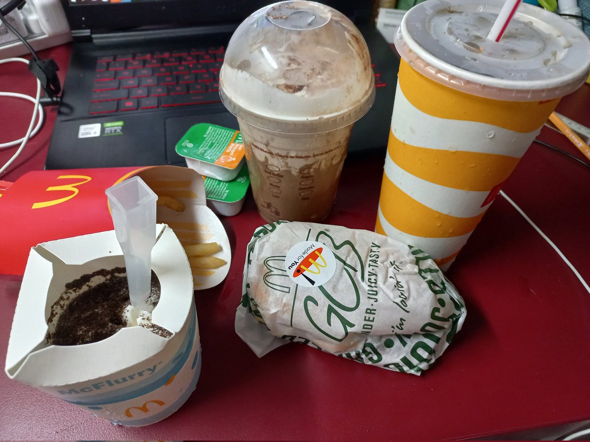 ImJerryo_o's tweet image. 麥當勞之夜~ 明天才減肥ww
@Ayaya_00813 @TokihoroKeiya 一起吃😋😋
麥當勞最好吃！！！
邊吃邊看 HowHow哥 V出道 XD~

#HowHow #MCDONALD #Vtuber #vtype #herobrine #