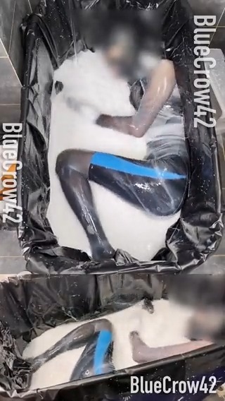動画プレビュー: 润滑液play Part29
继续加水,又是另外的效果,乳白色的润滑液像细丝一样铺在身体上❤
完整