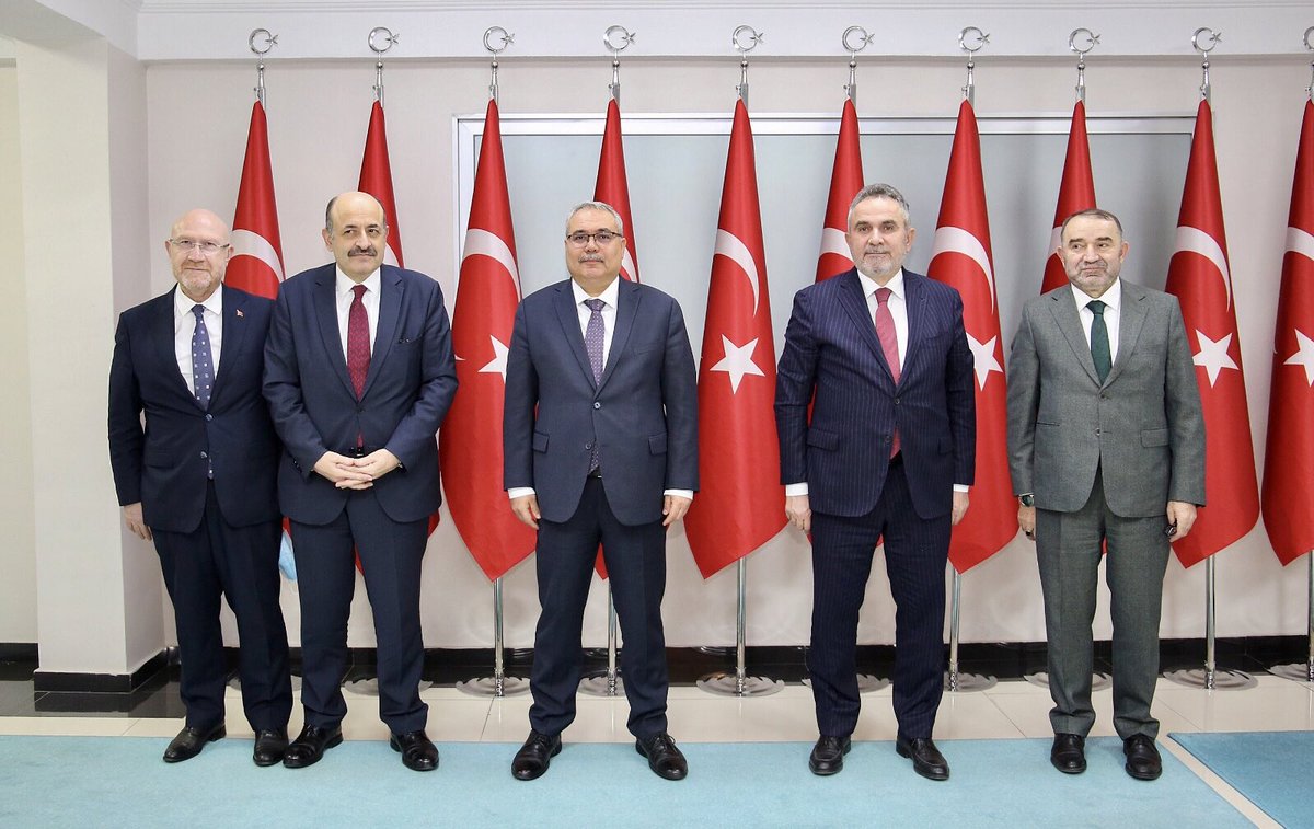 TCMusValiligi's tweet photo. Cumhurbaşkanı Başdanışmanları Prof. Dr. M. A. Yekta Saraç, Dr. İsrafil Kışla, İhsan Şener ile Ahmet Minder, Vali Doç. Dr. İlker Gündüzöz’ü makamında ziyaret etti. https://t.co/QUks3XI8so